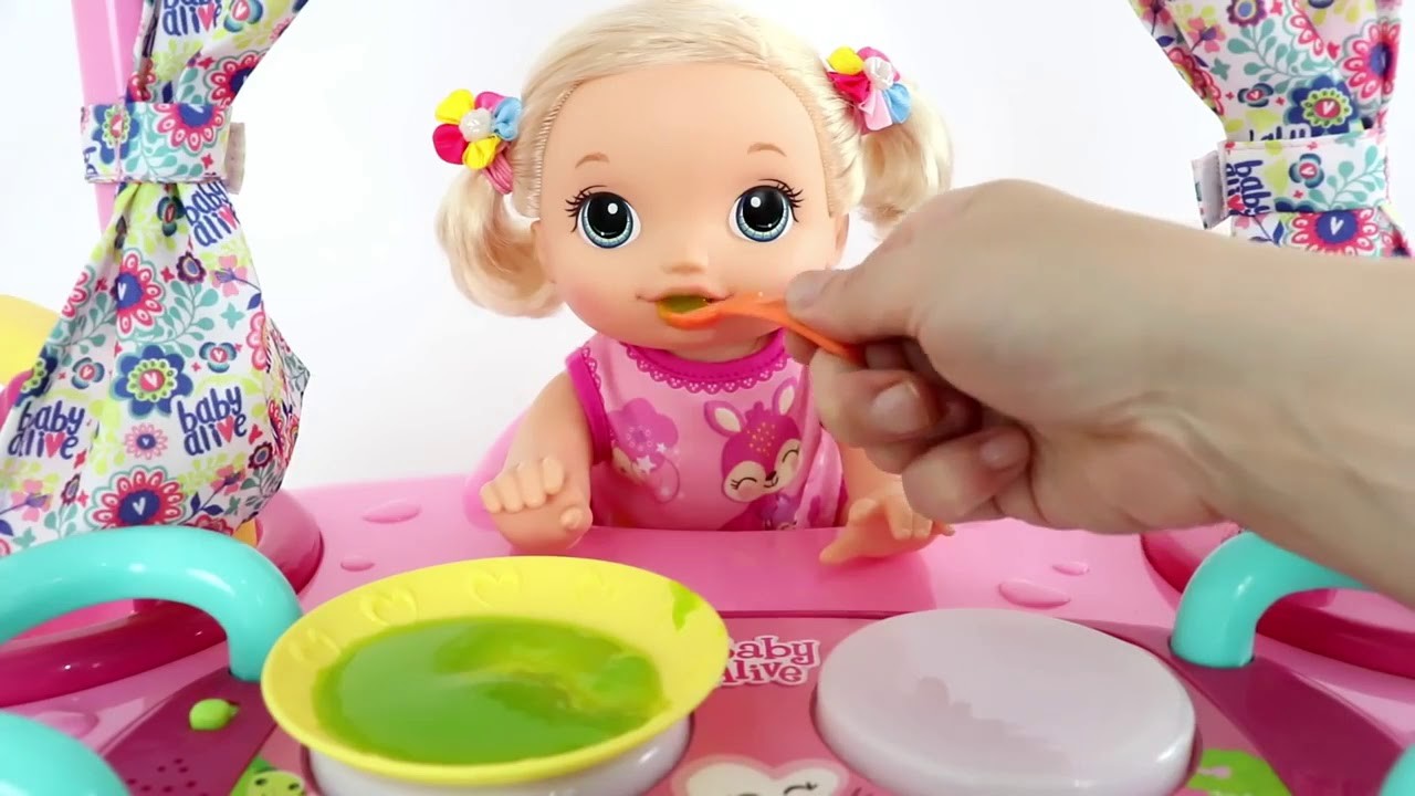 BABY ALIVE NINA BRINCA NA CADEIRA DE BALANÇO E COME PAPINHA