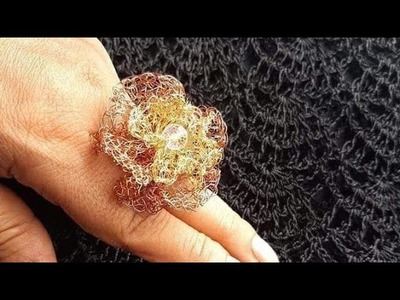 Anillo tejido a crochet con hilos de cobre
