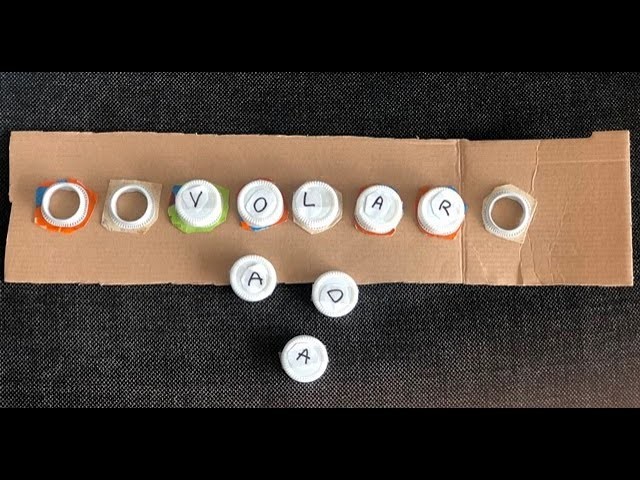 Manualidad fácil, DIY, para hacer con niños: Tapones de plástico para escribir palabras
