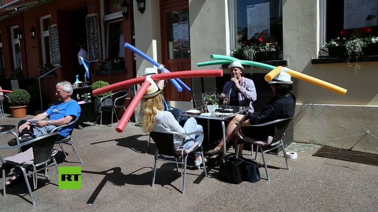 Un restaurante ofrece gorros de distanciamiento social en Alemania