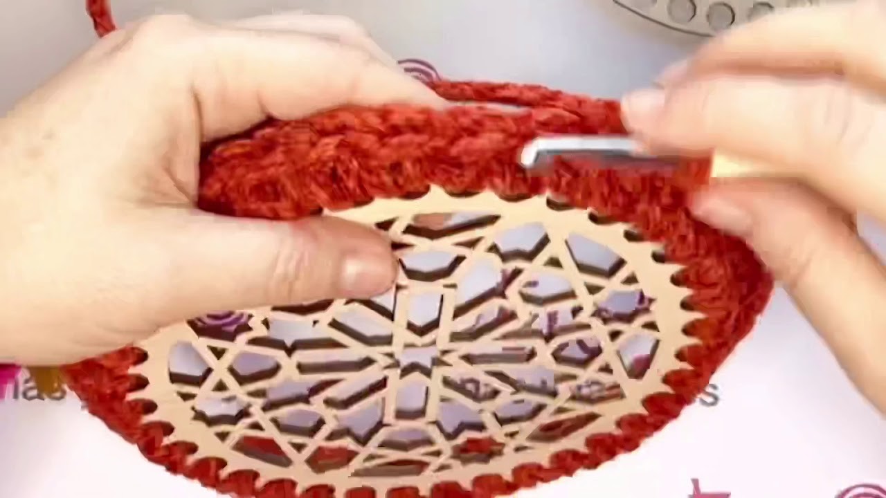Cesto tejido a crochet con base de madera y tapa troquelada. Cierre de las vueltas invisible.Tapa