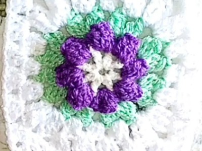 Granny square o cuadrado de la abuela tejido a crochet con hermoso detalle en flor. ????????????