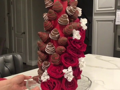 Torre De Fresas Cubiertas De Chocolate Y Flores Naturales Para El Día De San Valentín