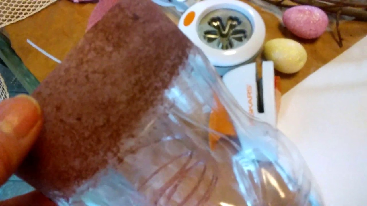 Decoracion de manualidades con ramas y papel.