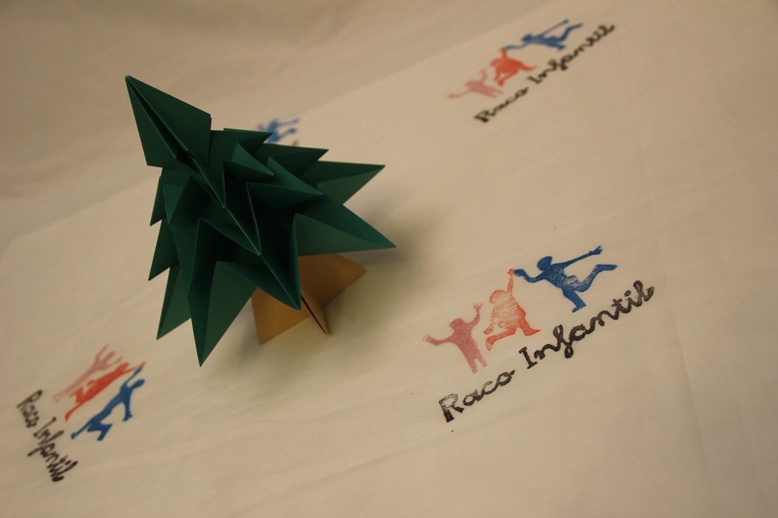 Cómo hacer un árbol de Navidad en Origami