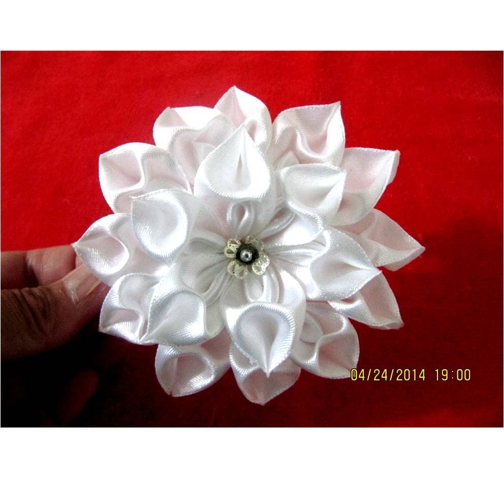 Flores  blancas Kanzashi diamantes corazón en cintas para el cabello