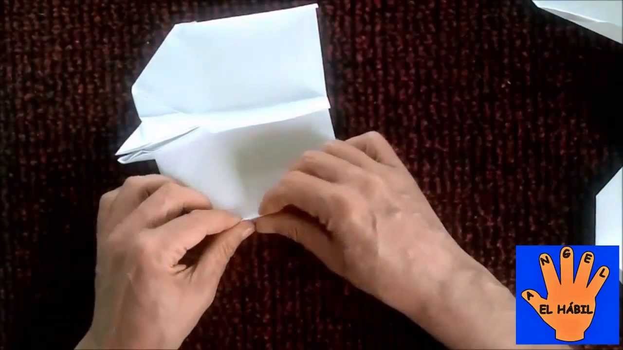 Avión de papel. Paper airplane.