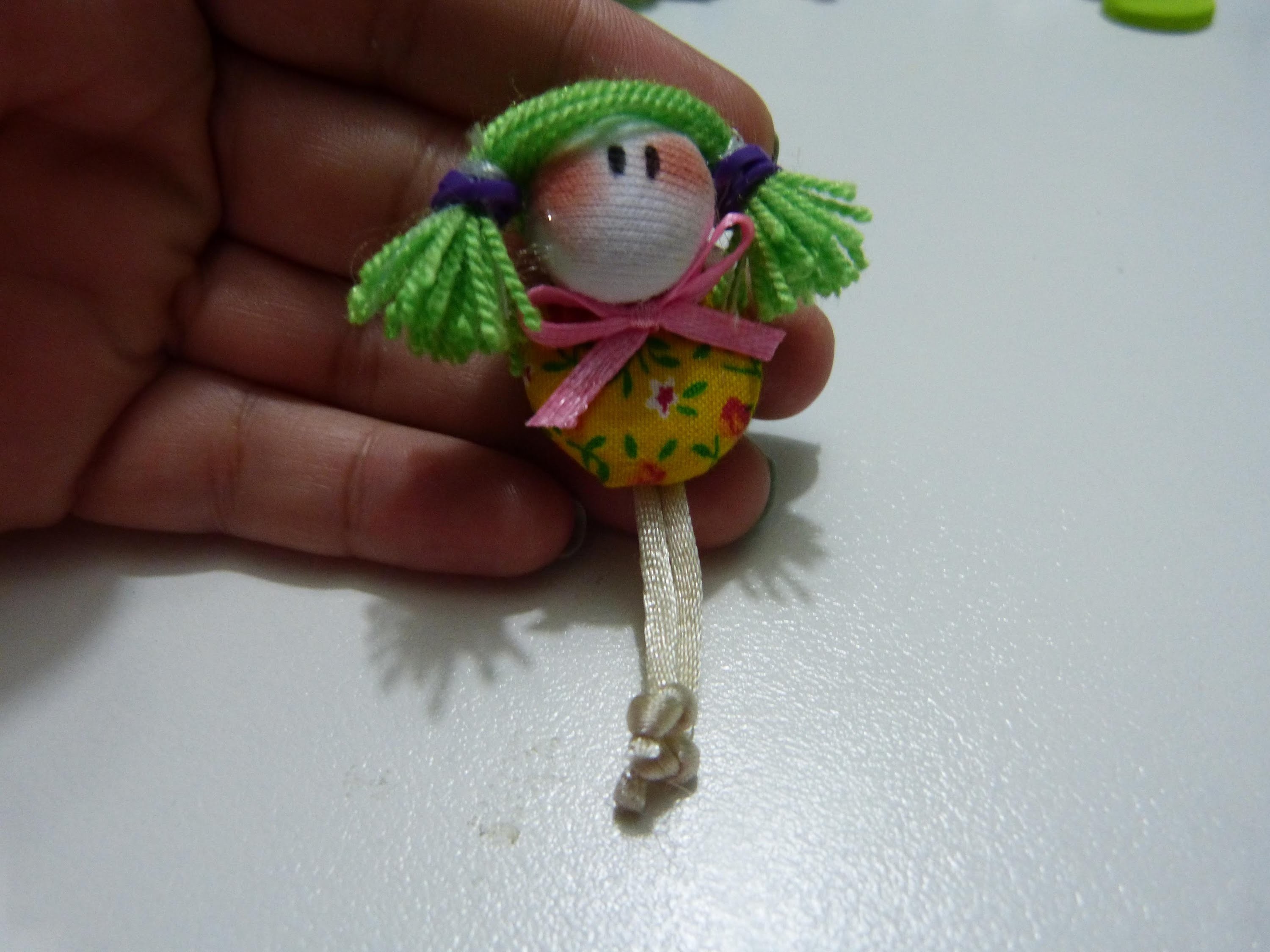 DIY caritas de muñecas miniatura con botones  tela  y cintas . clips miniature doll hair