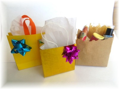 Cómo hacer bolsas de compras o regalo para muñecas. How to make doll sopping.gift bags