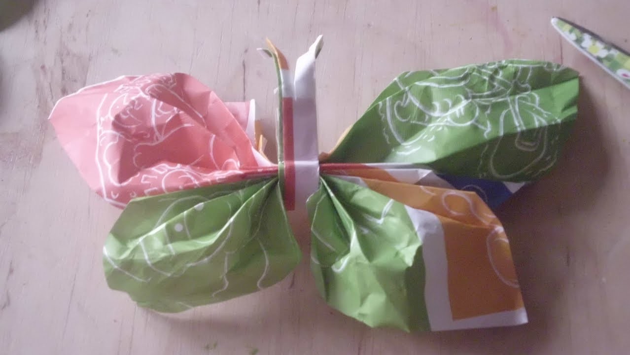 Mariposas de papel de regalo reciclado. Trabajo manual para niños.