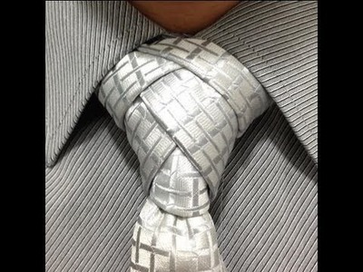 Como hacer nudo de corbata diferente. How to make a different tie knot.