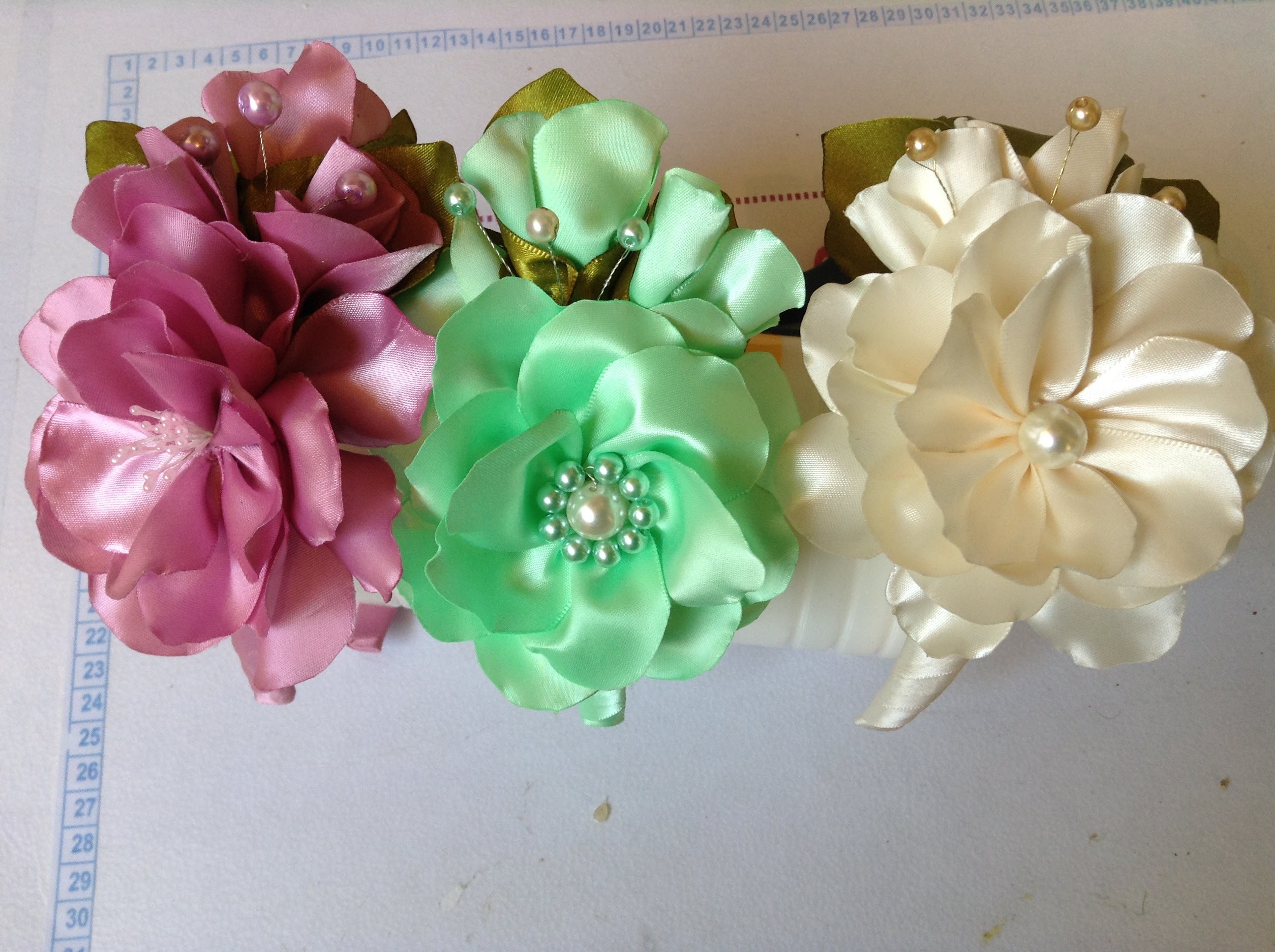 Como hacer una diadema adornada con flores en satin y perlas