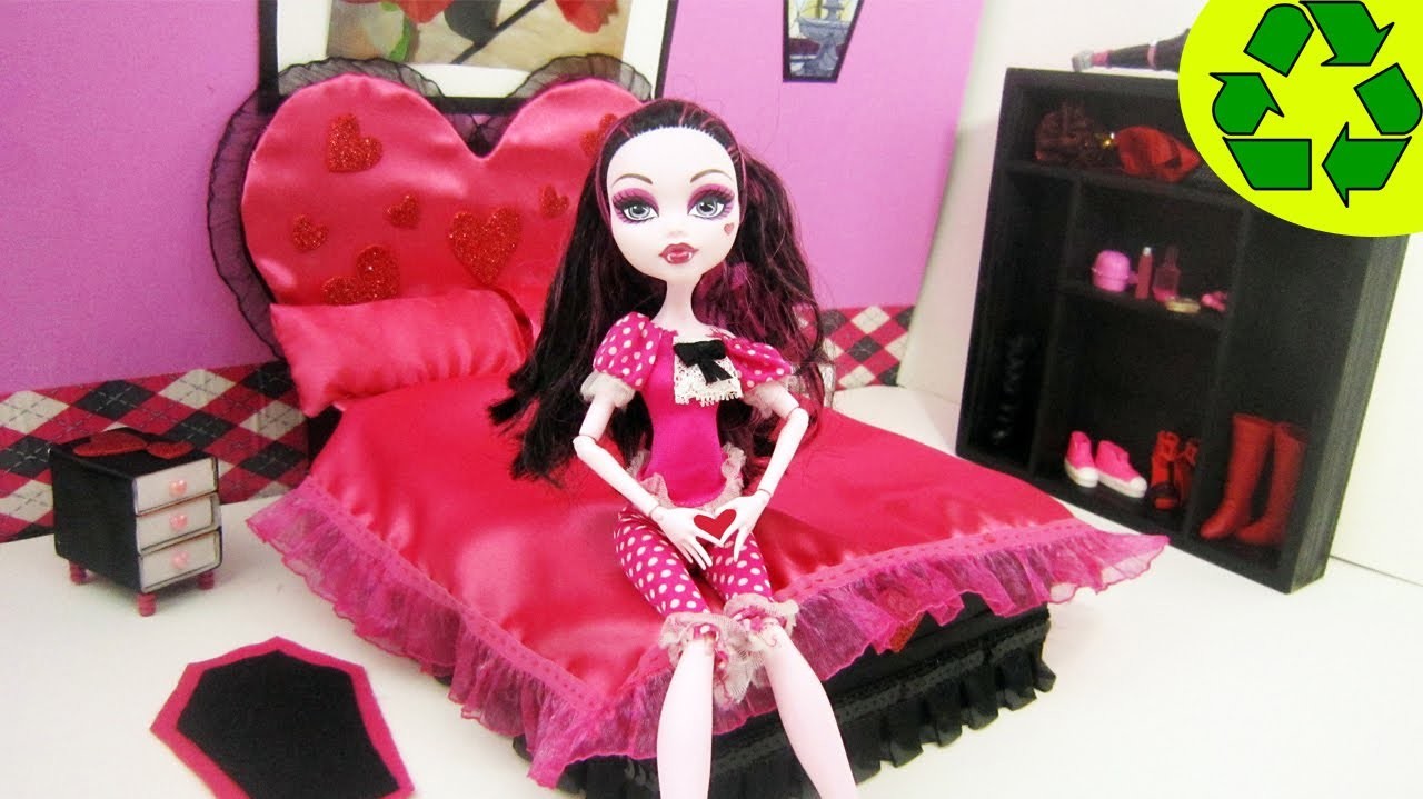 Manualidades para muñecas: Haz una cama Inspirada por la muñeca Monster High  Draculaura