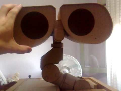 Construyendo a wall-e en carton. Building a cardboard wall-e
