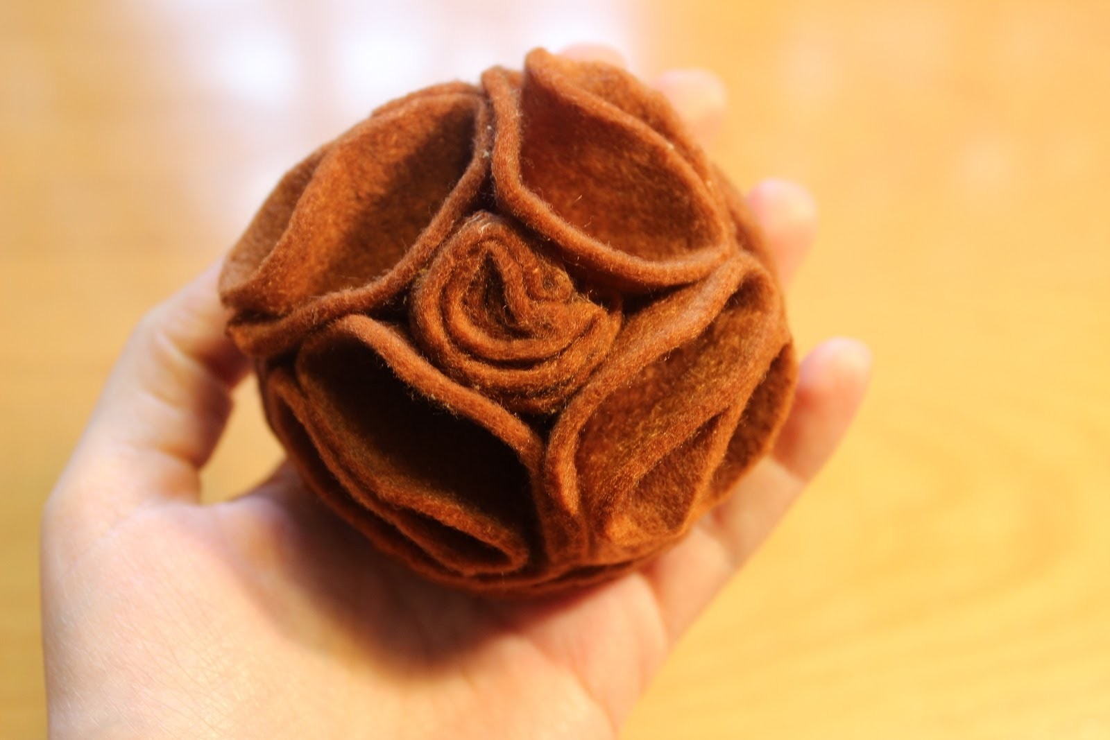 Cómo hacer una flor de fieltro sin coser | facilisimo.com