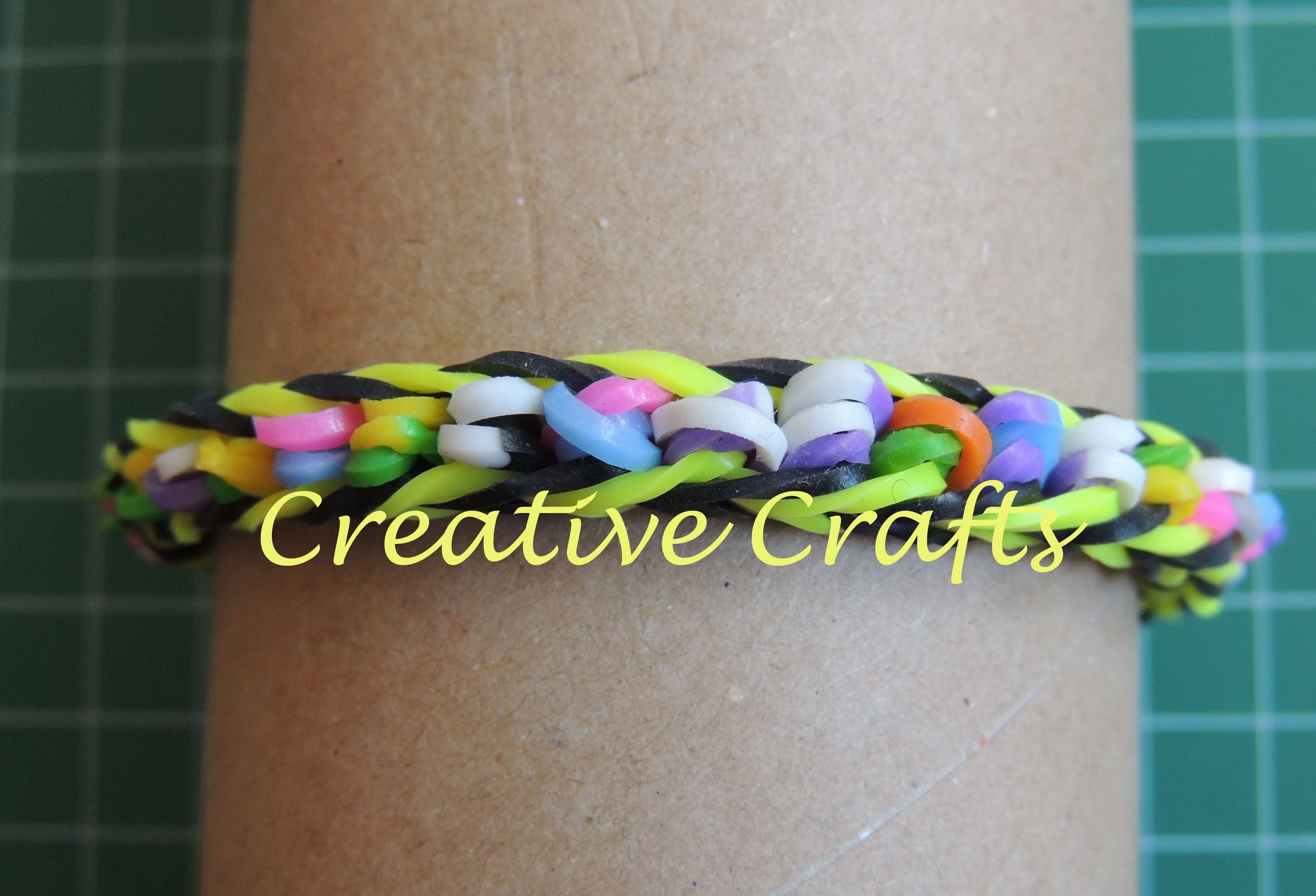 Como hacer una pulsera de gomitas con gomitas enrolladas. Rainbow Loom bracelet.