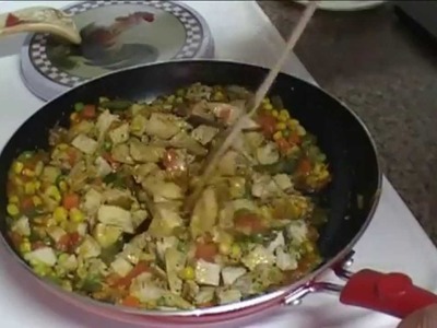 Pollo con Vegetales acompañado con arroz blanco.