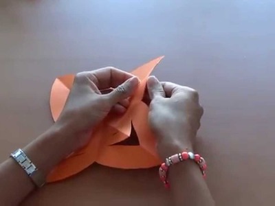 Flor colgante naranja de papel