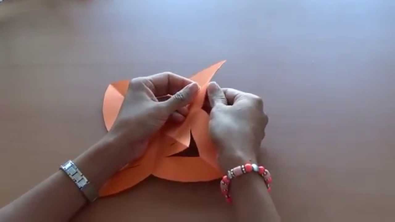 Flor colgante naranja de papel