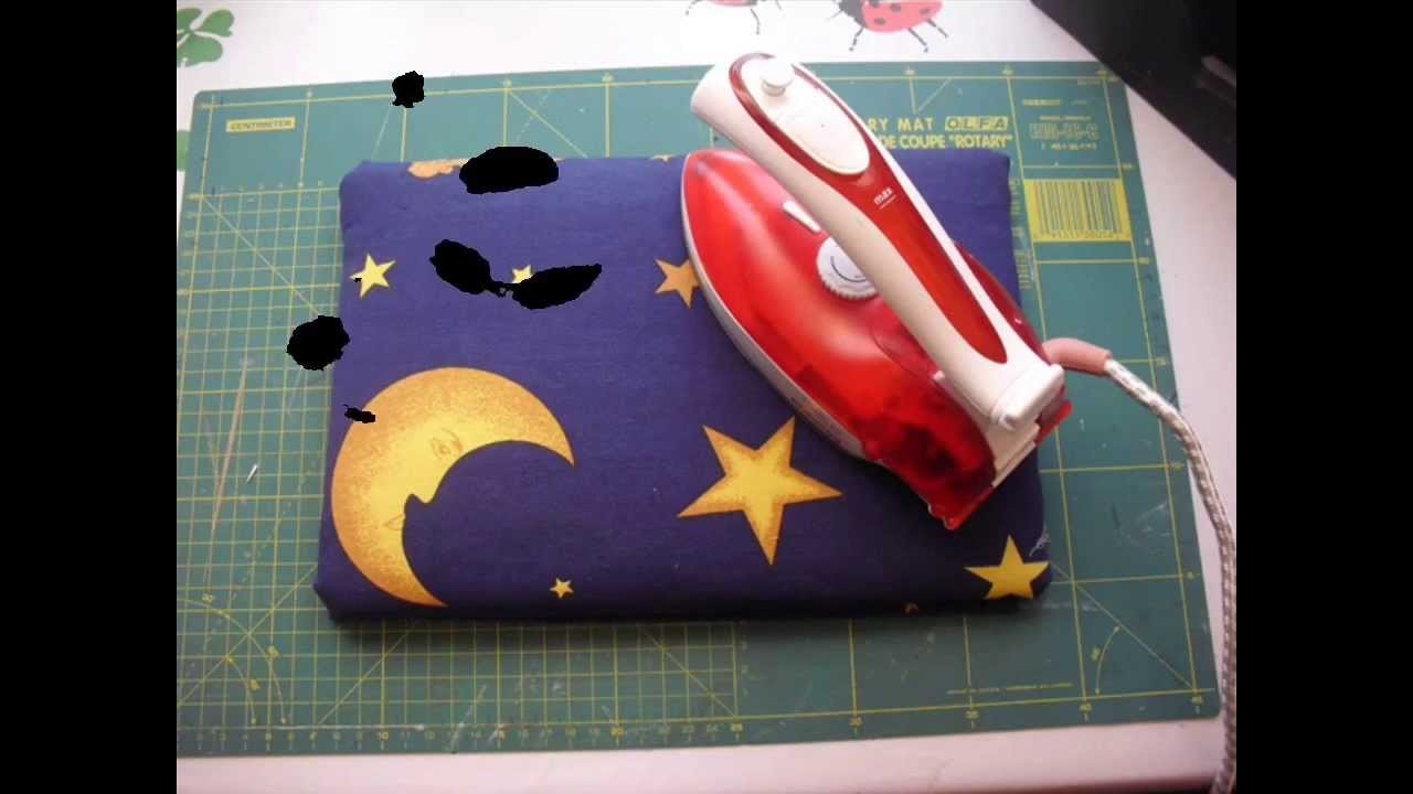Mini tabla de planchar para las manualidades. miniature ironing board