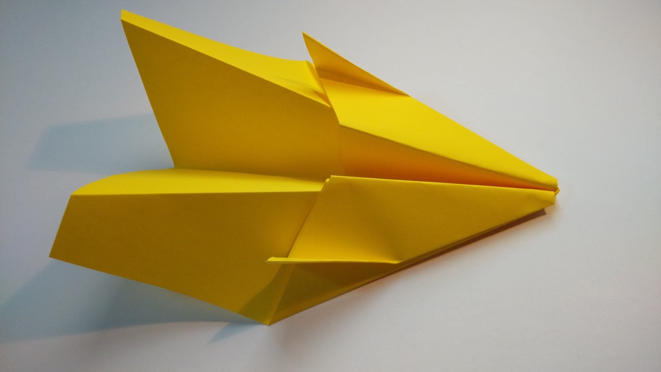 Como hacer un avion de papel que vuela mucho tiempo