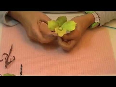 Cómo hacer una orquídea de pasta de goma