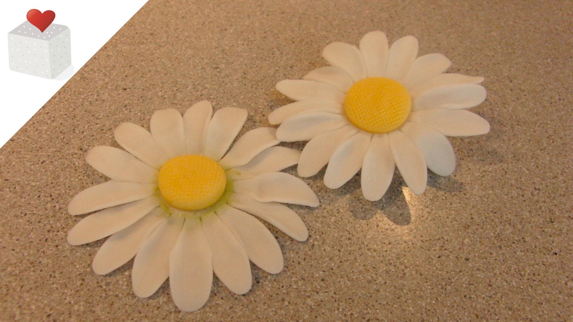 Cómo modelar una Margarita con pasta de flores | Modelado con Pasta de Flores por Azúcar con Amor