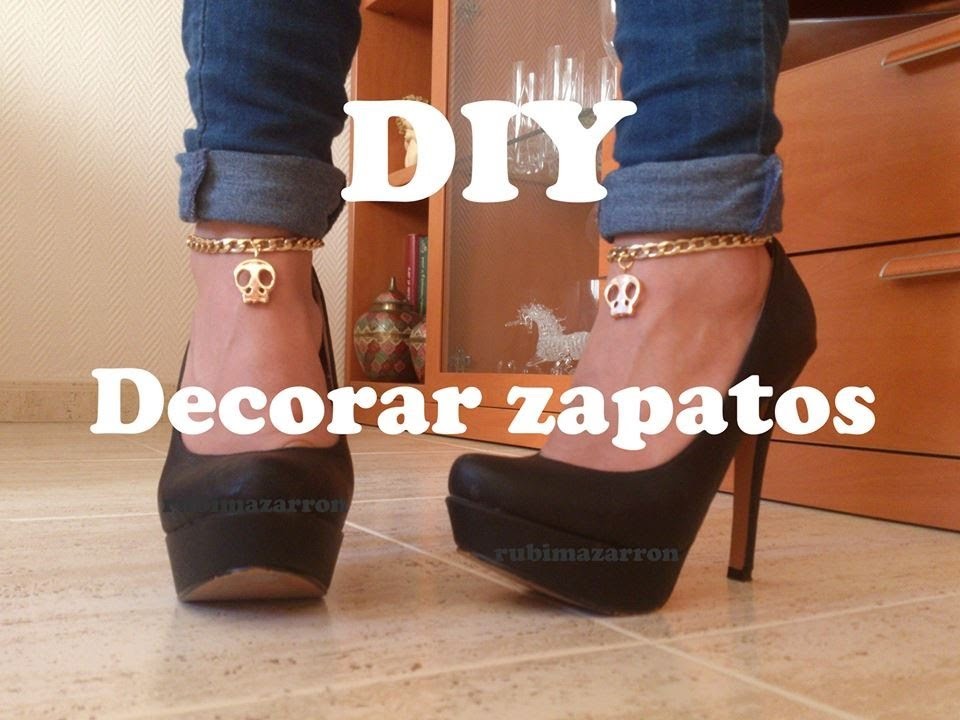 DIY.  Decorar zapatos de tacón con cadenas y calaveras