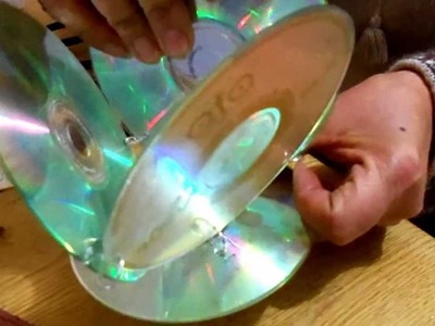 Portavela de CD reciclado.