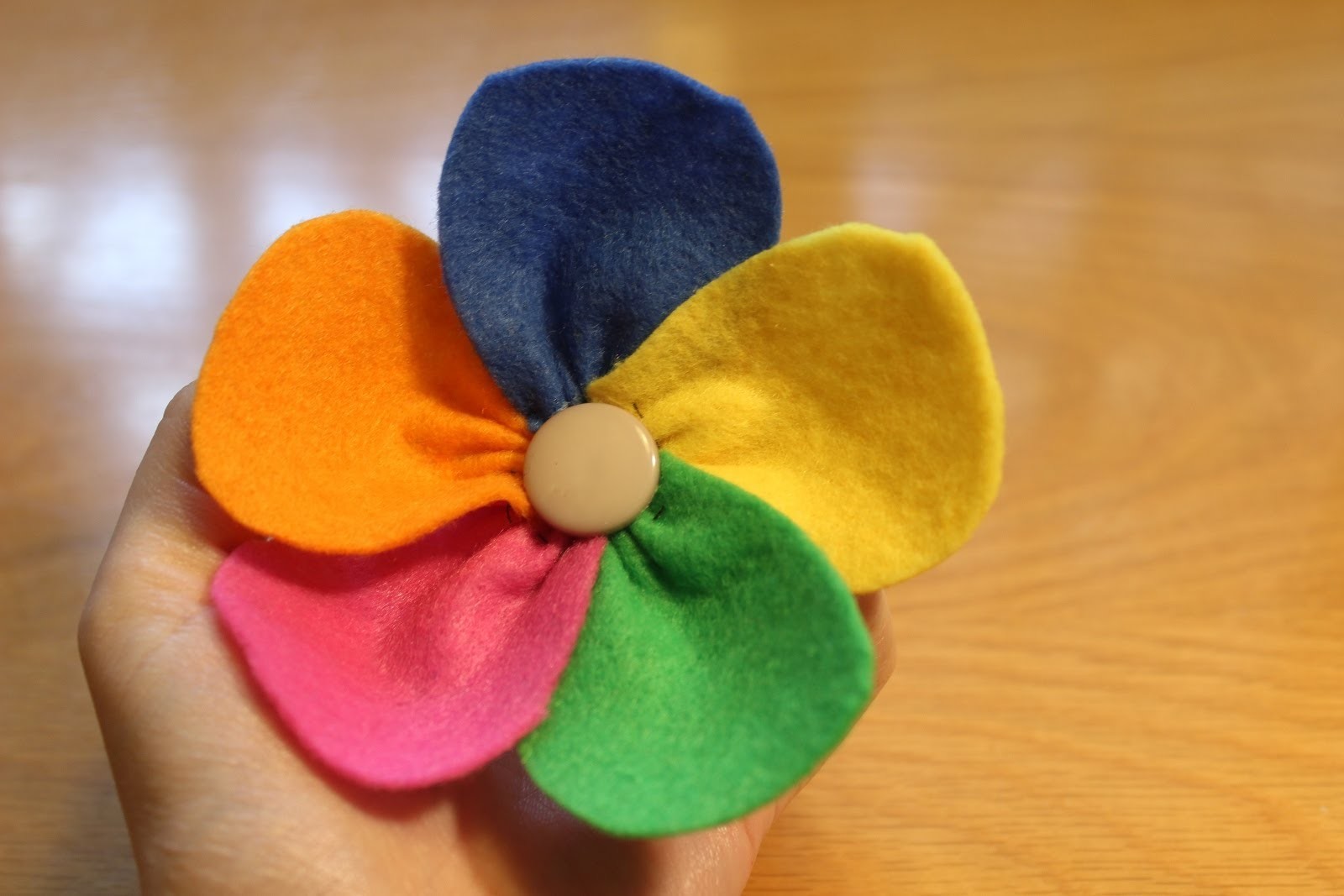 Cómo hacer una flor de colores con fieltro | facilisimo.com