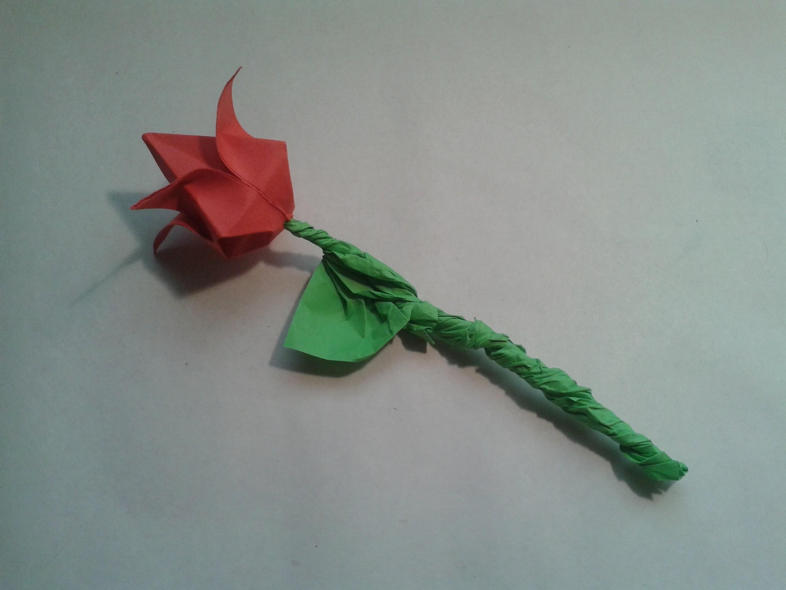 Como hacer una rosa de papel sencilla