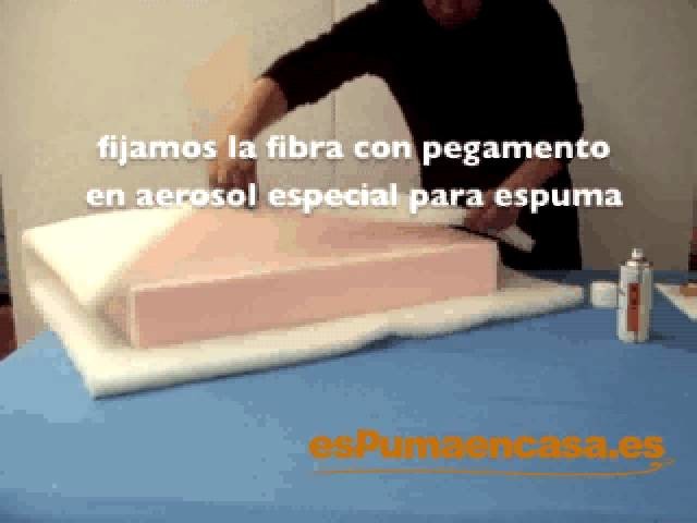 Envolver con fibra un almohadón de sofá o tresillo