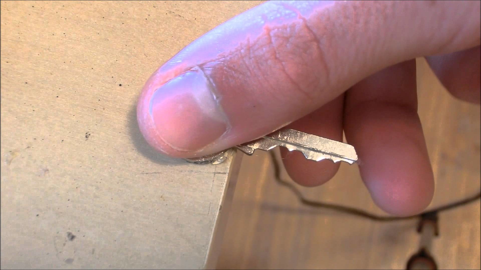 Cómo hacer una llave de percusión (ganzúa) y abrir una cerradura con ella - Chindas12