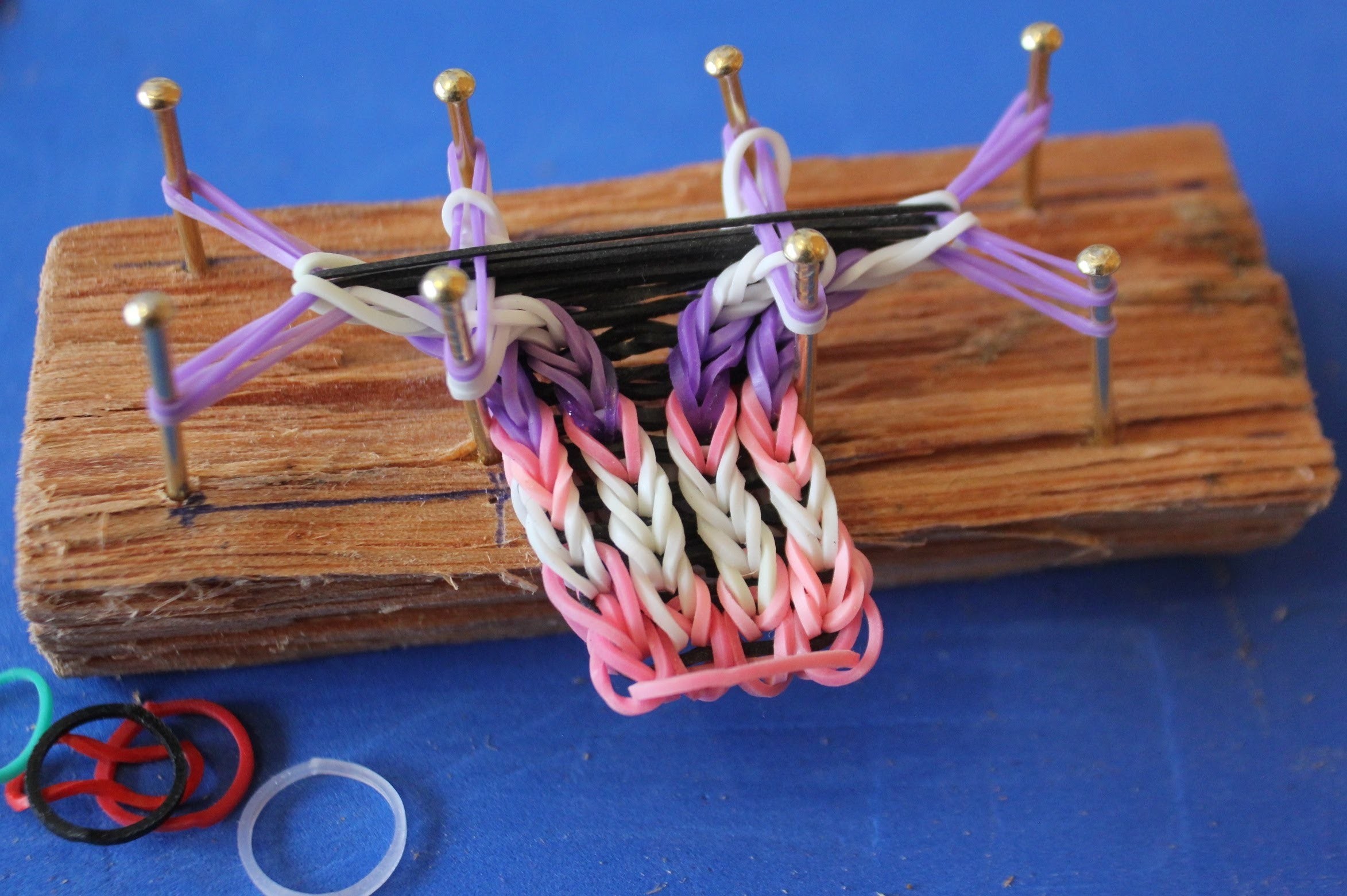Telar para pulsera de ligas o gomitas. How to make a bracelet loom