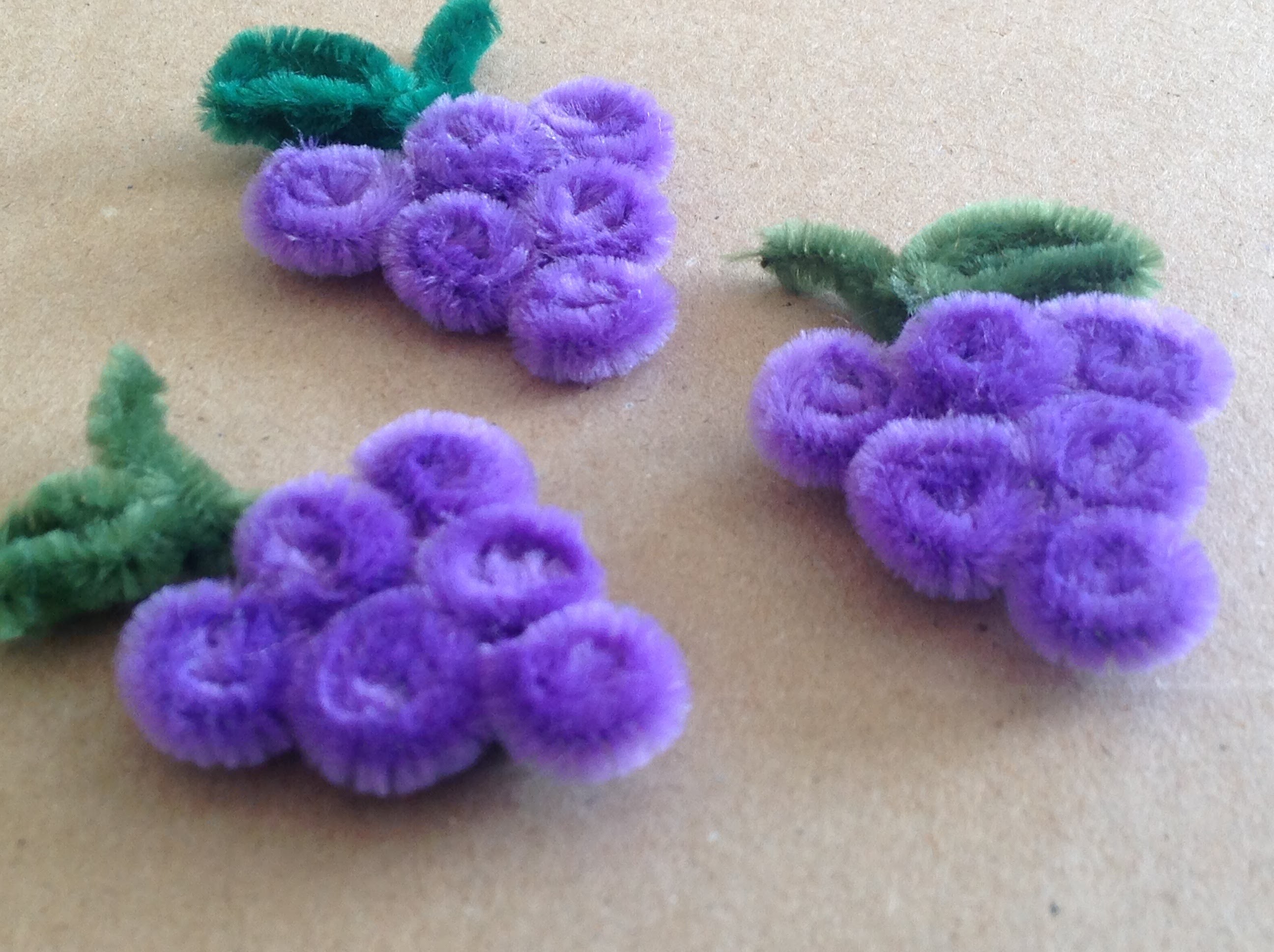 UVAS HECHAS CON LIMPIA PIPAS .- PIPE CLEANER GRAPES .
