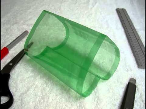 Caja en forma de corazn hecha con botellas de plastico
