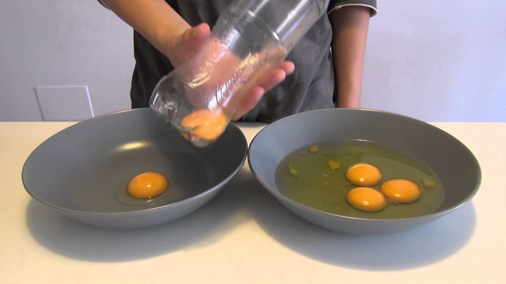 Cómo facil y rapido separar la yema de la clara del huevo