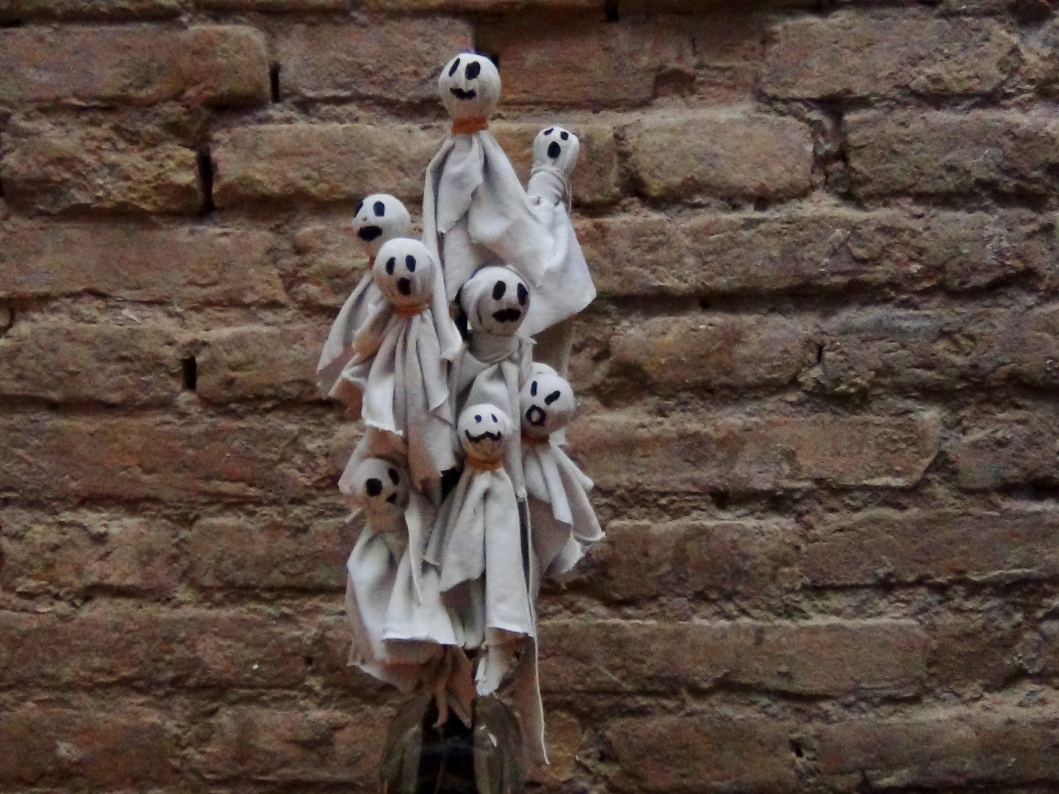 Fantasmas de Halloween hechos con chupachups