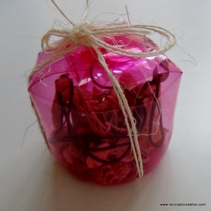 Cómo hacer una caja bombonera redonda reciclando una botella de plástico - How to make a gift box