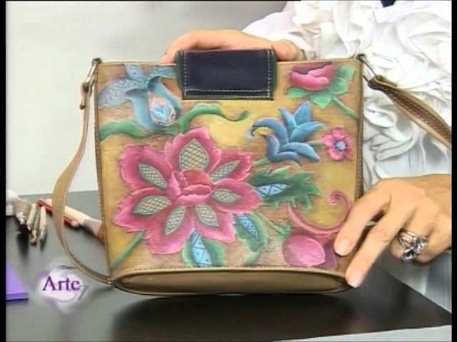 Cómo reciclar una cartera  de cuero con pintura para telas
