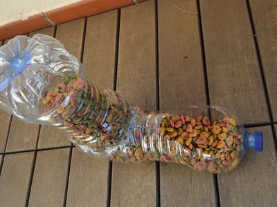Dispensador de comida para gatos, con botellas recicladas