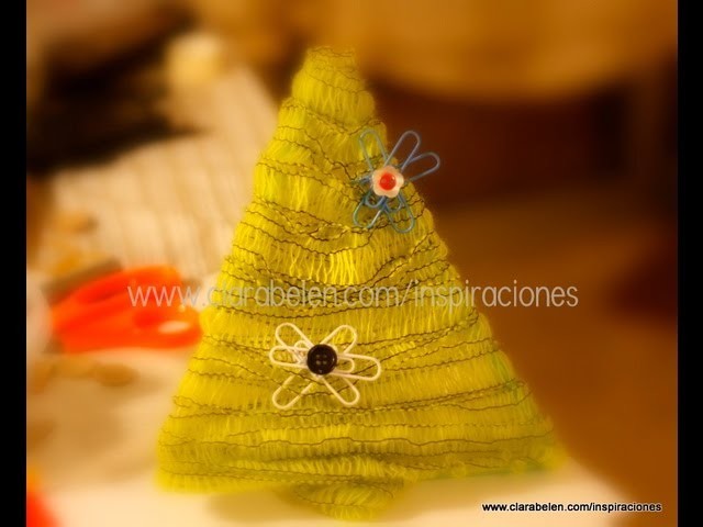 Manualidades: Fabricar un árbol de Navidad para niños con pajitas, confeti y lana