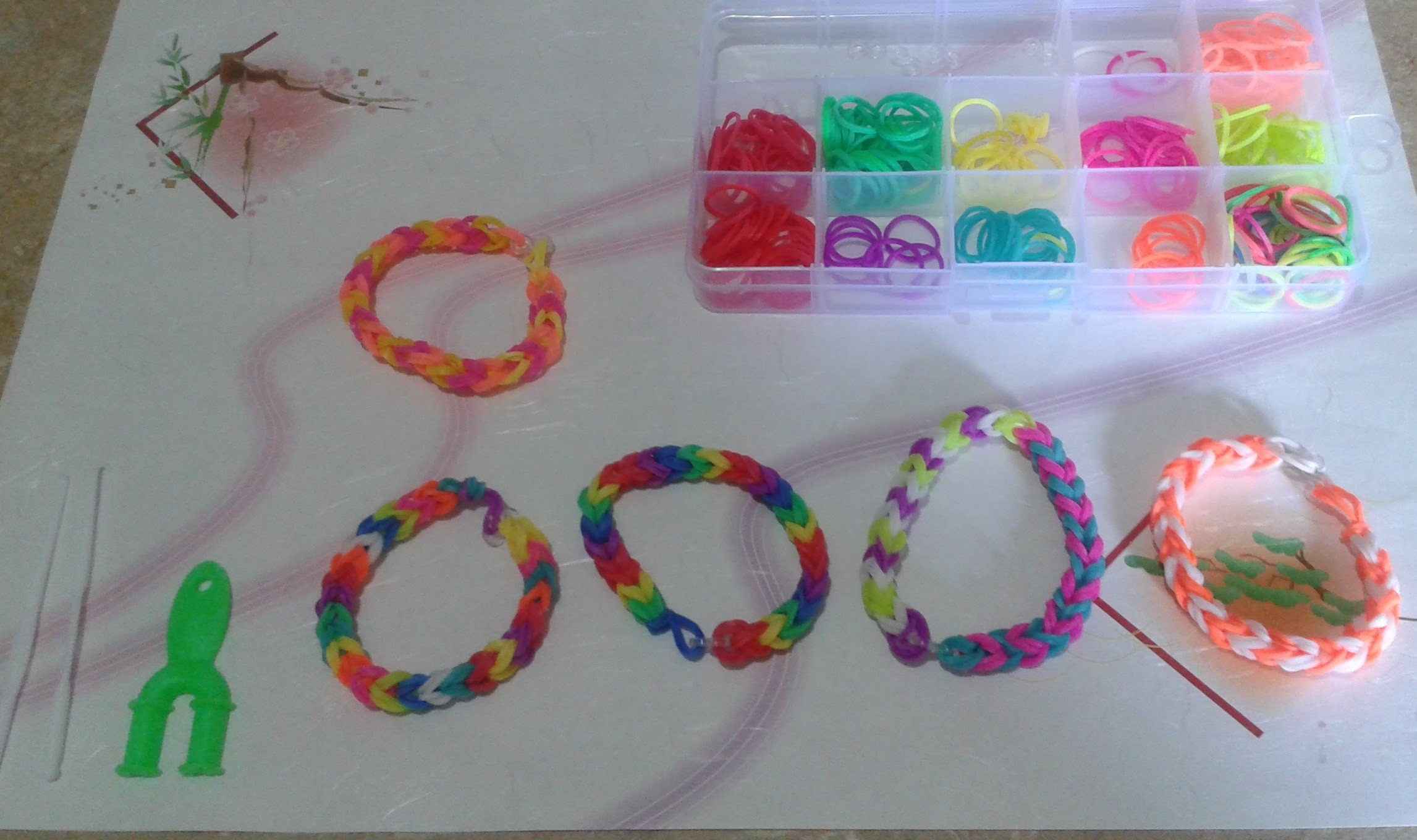 Como hacer pulseras de ligas de colores