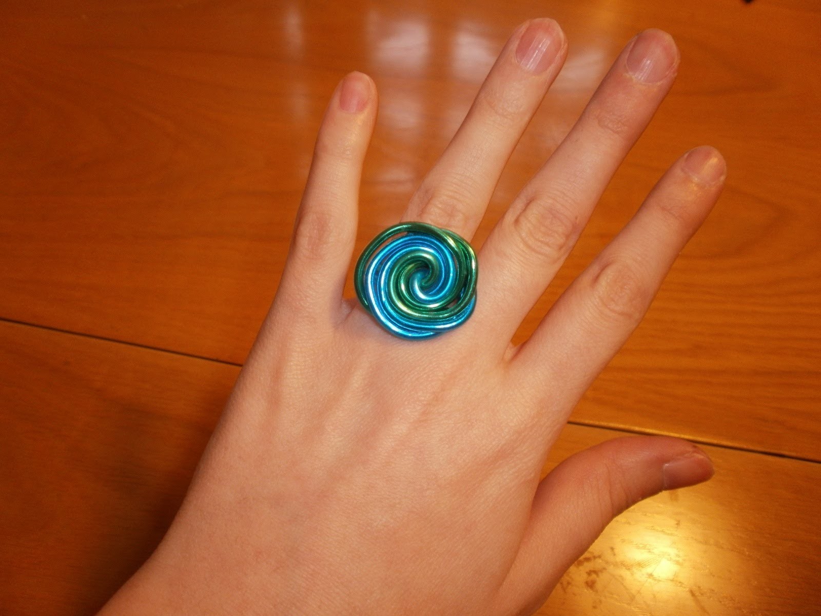 Cómo hacer un anillo de dos colores con alambre | facilisimo.com
