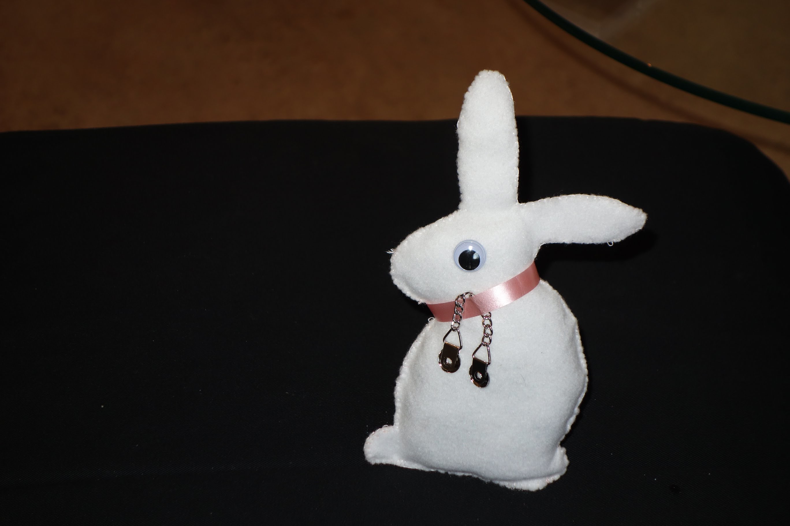 (manualidades) conejo hecho de tela de fieltro para regalar en pascuas