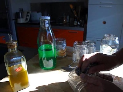 Como quitar etiquetas difíciles y pegamentos de botellas y frascos de cristal al reciclar vidrio