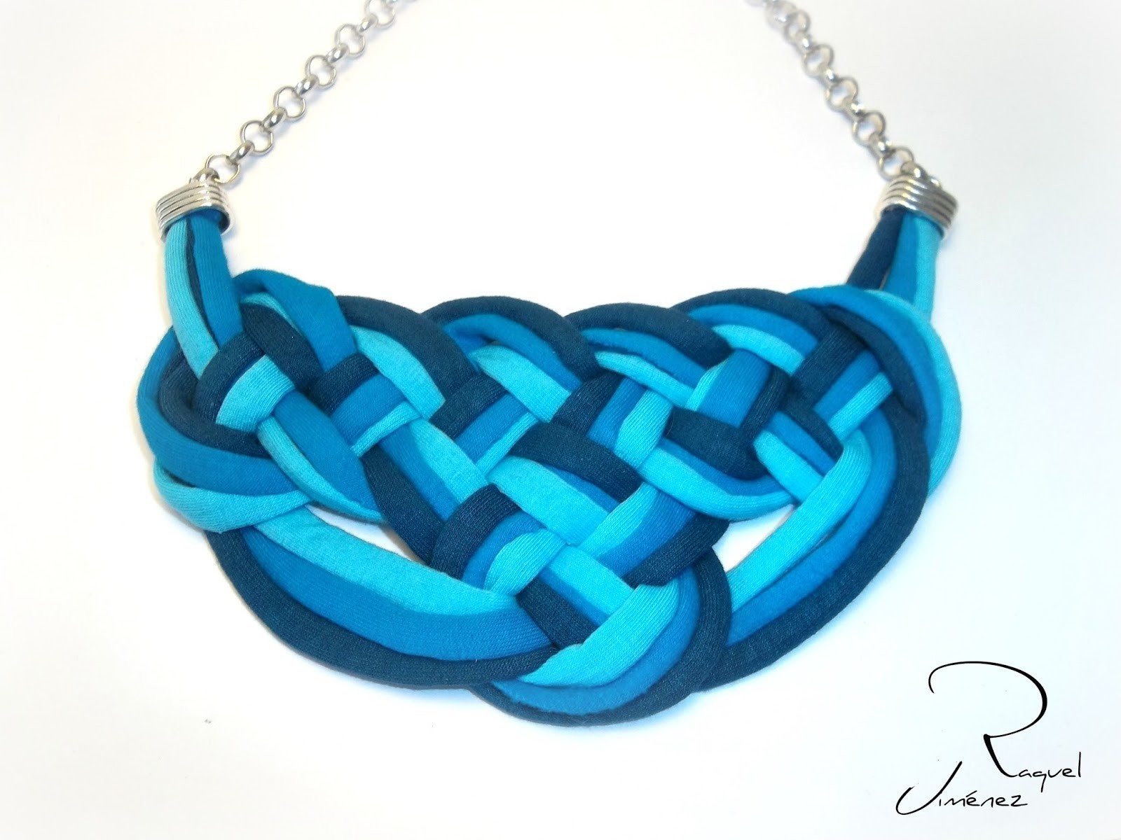 Como hacer nudos celtas para un collar de trapillo.How to make a Celtic knot necklaces