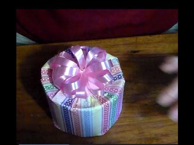 Como envolver una caja redonda para regalo. How to wrap a gift box round.