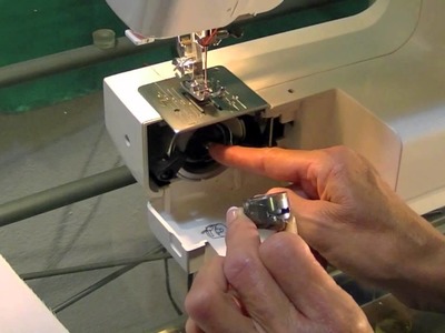 Colocar la bobina en la parte inferior de la máquina de coser