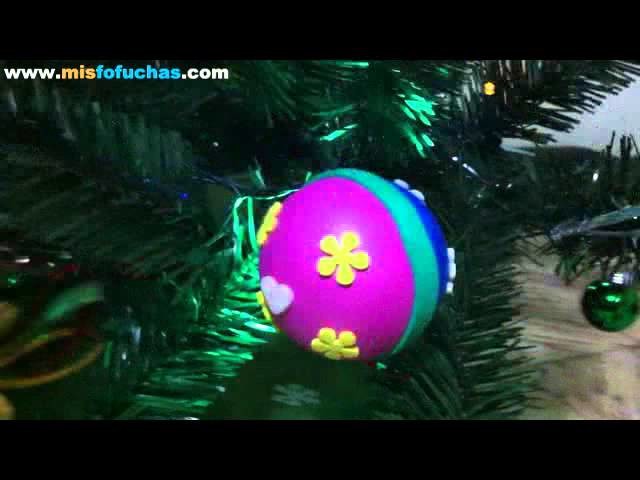 Arbol de navidad decorado con bolitas de unicel o icopor forradas con foamy